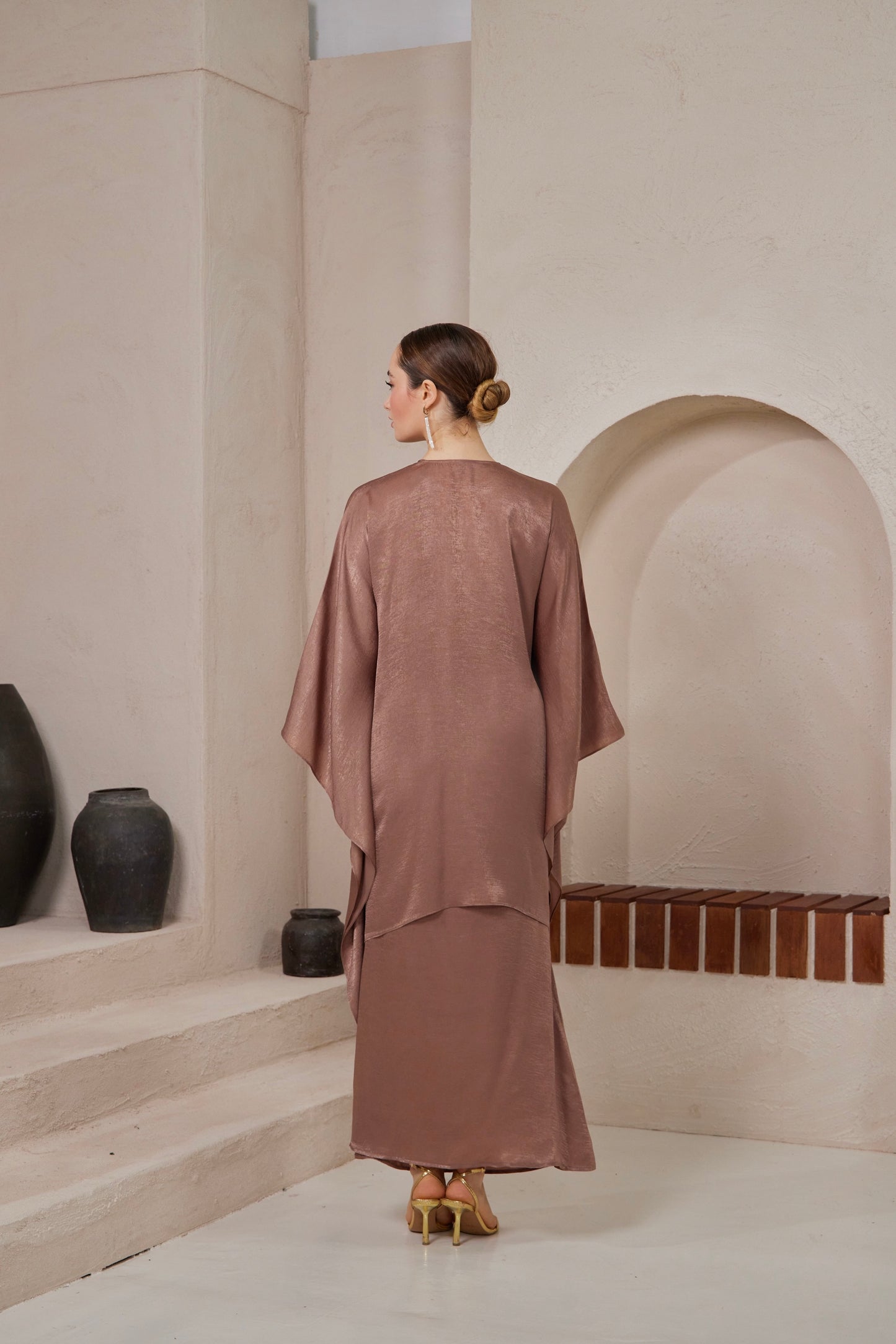 Laura Kurung in Bronze